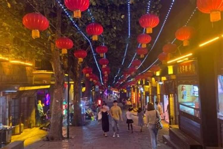 中秋节应该和谁一起过？？