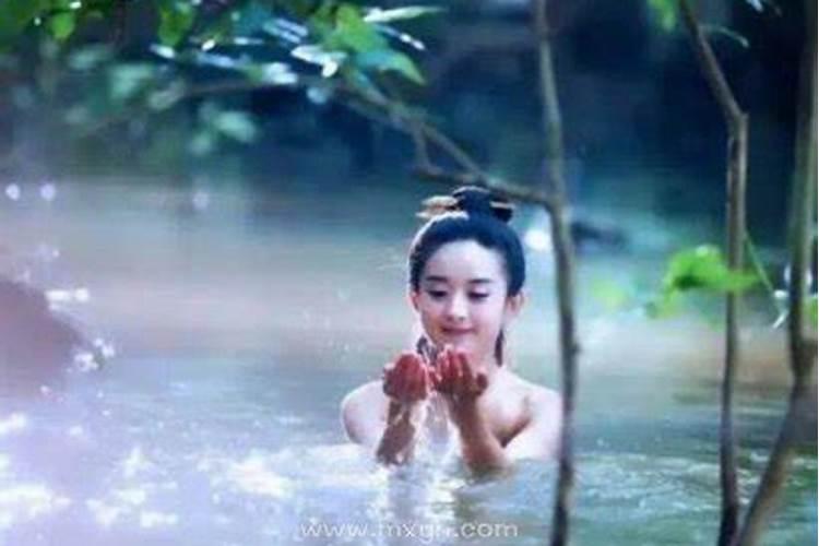 梦见自己光着身体,披着被子