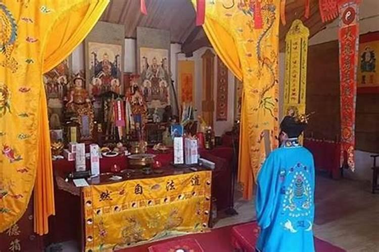 在秀水街遇到一位中年妇女给看相,然后说让烧香辟邪,还有九华山的方丈打...