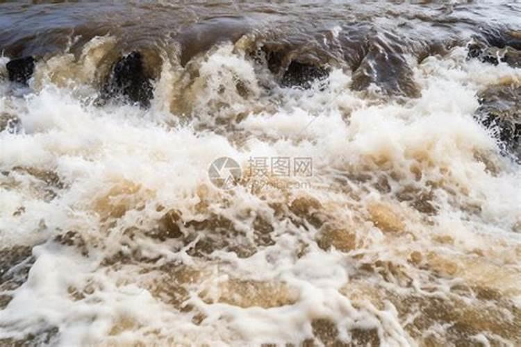 梦见河水汹涌的预兆