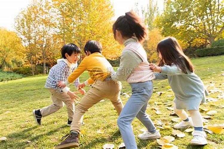 梦见小男孩跟自己玩