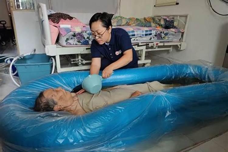 梦见过世的爷爷半夜要我帮他洗澡是怎样解析？