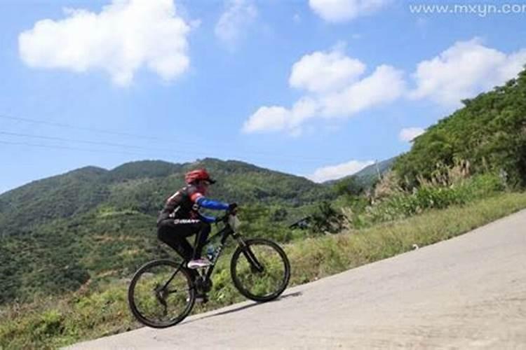 梦见自己骑车爬上陡坡路很险峻