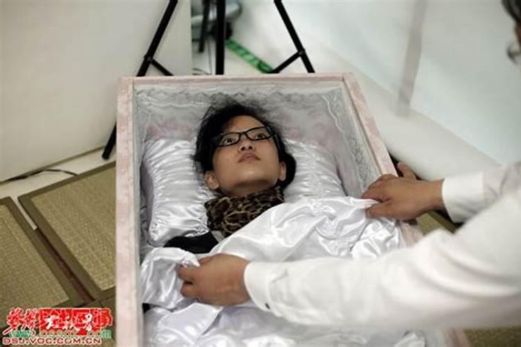 梦见亲人死了躺在棺材里的预兆