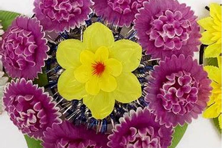 清明祭祖用塑料花摆在墓碑前对吗