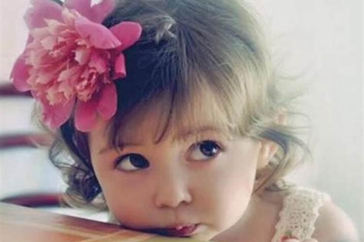 梦见我朋友生了一女婴让我抱还对我笑