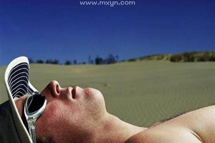 梦见自己和别的男人睡在一起