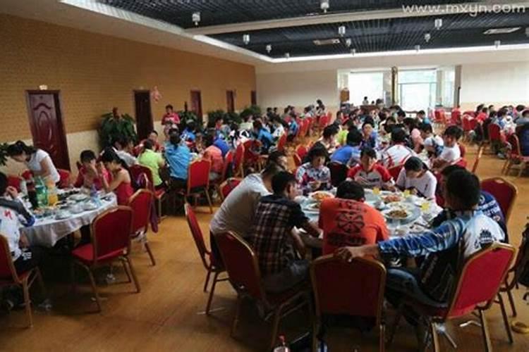 梦见很多人吃饭是什么预兆 梦见很多人吃饭的寓意