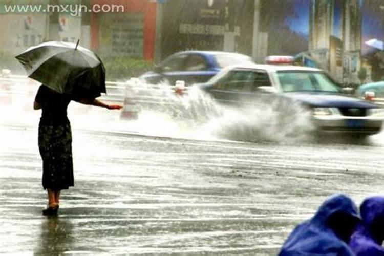 梦到暴雨是什么预兆？