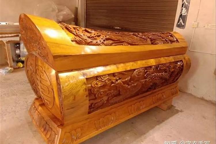 梦见迁祖坟时棺材外面有头活着的大黑猪？