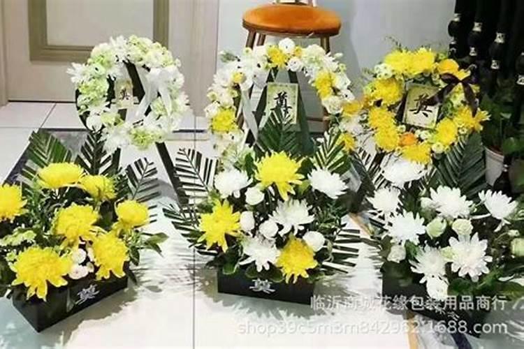 给老人上坟买几朵花(去坟前祭奠老人摆花买什么鲜花)