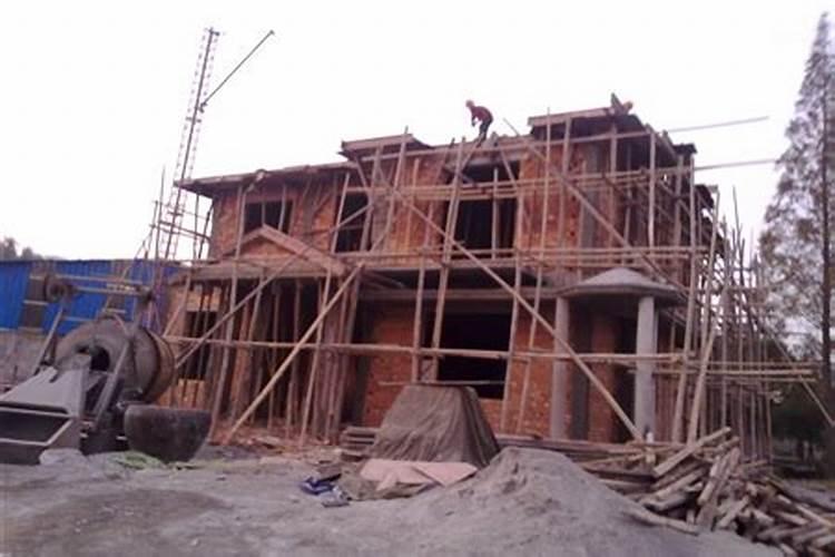 梦见别人家拆旧房建新房是什么意思？