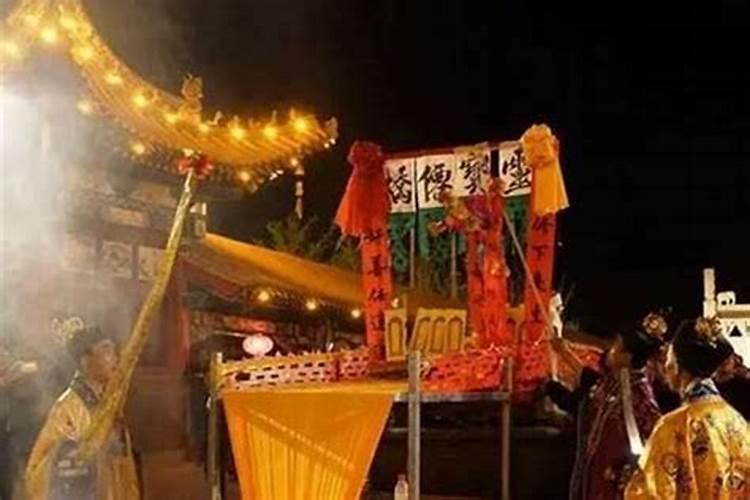 梦见祖坟被人挖开一半漏出棺材的预兆