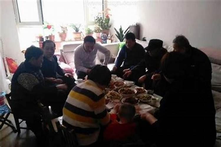 梦见和爸爸一起吃饭什么意思？