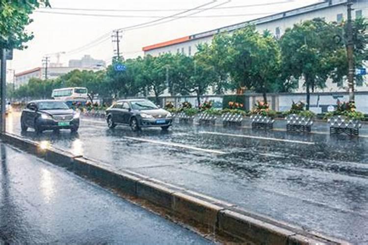 女人梦到房子漏雨什么预兆