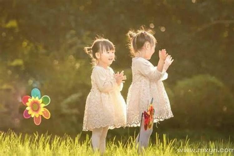 梦见生两个女孩什么意思？