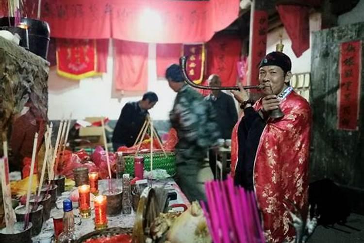 中元节上坟要不要带贡品 中元节上坟带不带贡品
