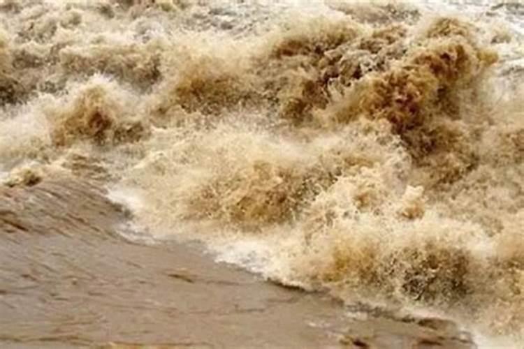 梦见大海水浪滚滚而来