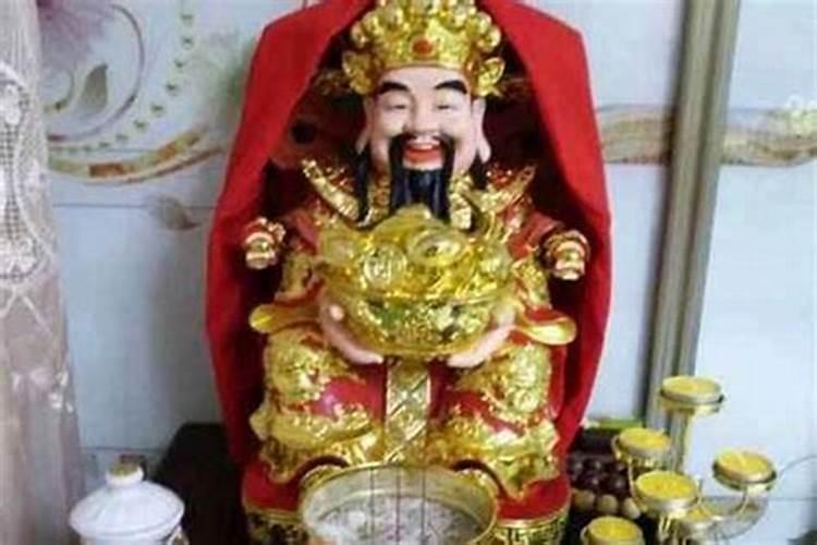 请问财神爷弥勒是文财神还是武财神？供在店里哪个地方合适？