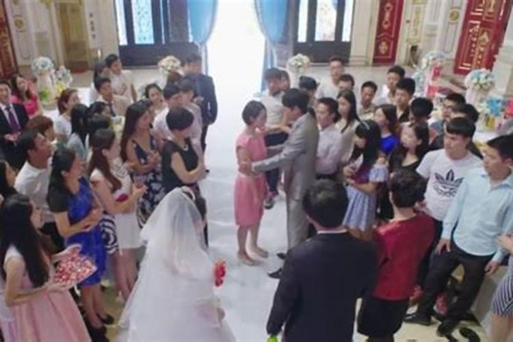 梦见前夫结婚,我去了婚礼现场吧他的结婚证撕毁了？