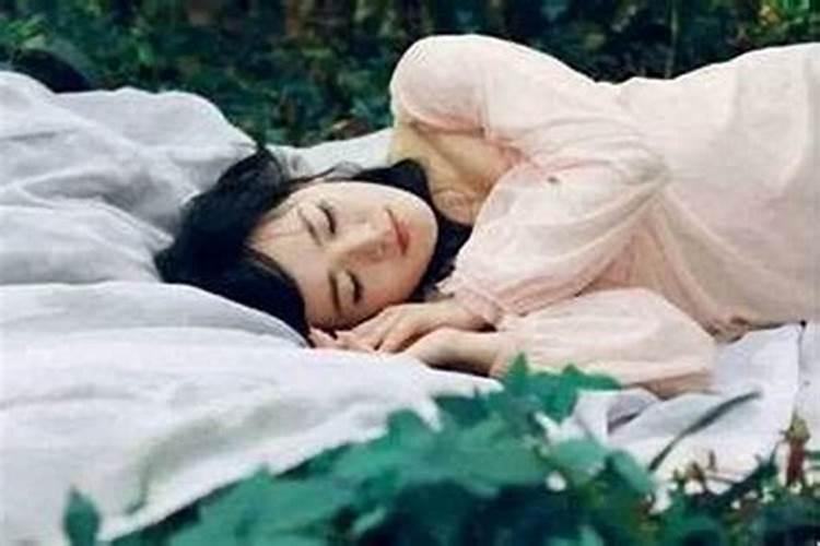 梦见女生主动吻我