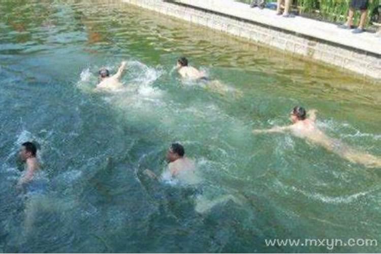 梦见自己在又清又深又满的水库里游泳？
