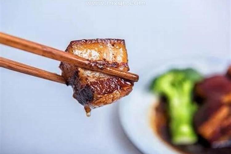 梦到和别人一起吃饭吃肉好香