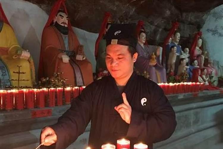 有一位出家道士让我出3000元做法式就能帮我改变命运是真的吗