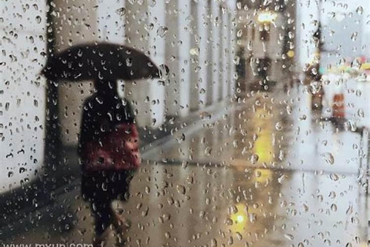梦见下雨屋顶漏被子都湿了