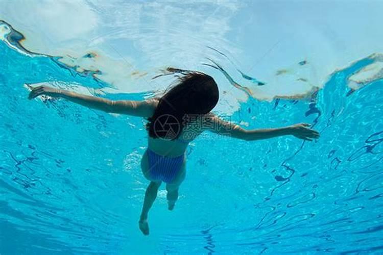 梦见有人在海里游泳是什么意思