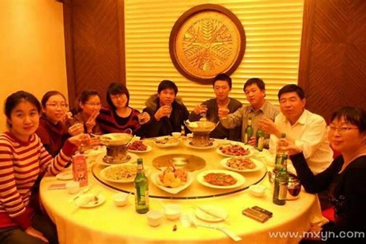梦见好多人在吃席的吉兆