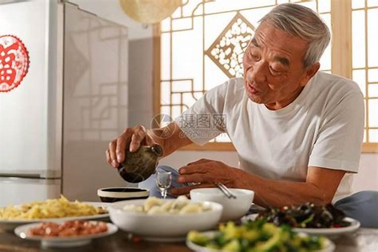 梦见死去的老人回家吃东西的预兆