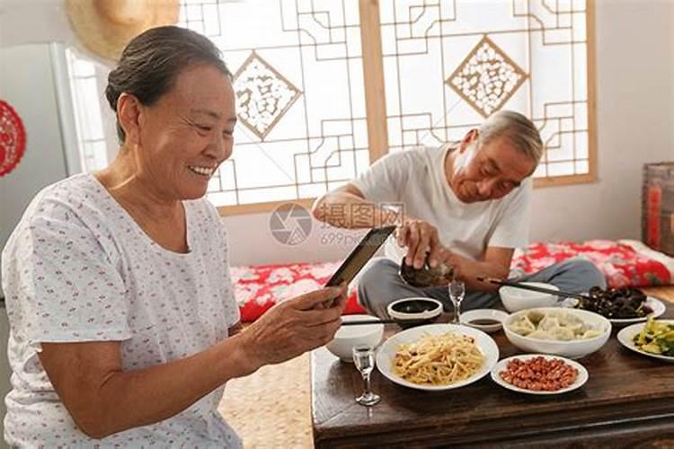 梦见已故老人吃饭的预兆