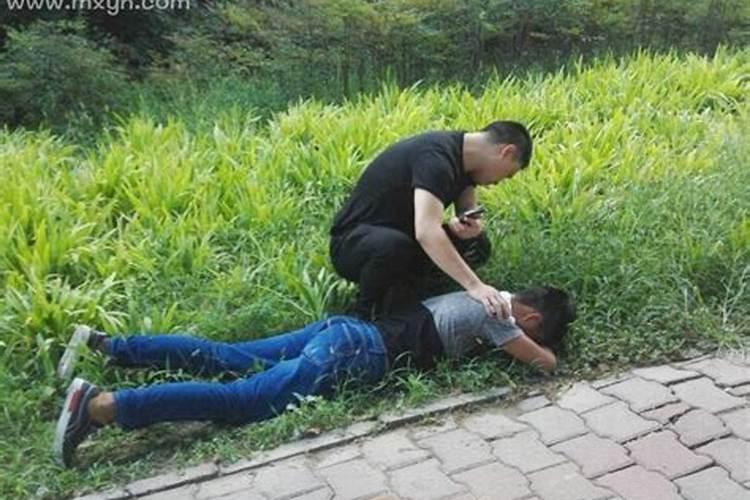 梦见打小偷是什么预兆？