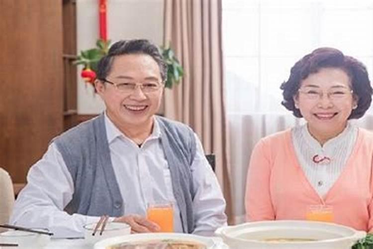 梦见自己吃死去的奶奶的肉,梦见死去的奶奶叫我买肉吃