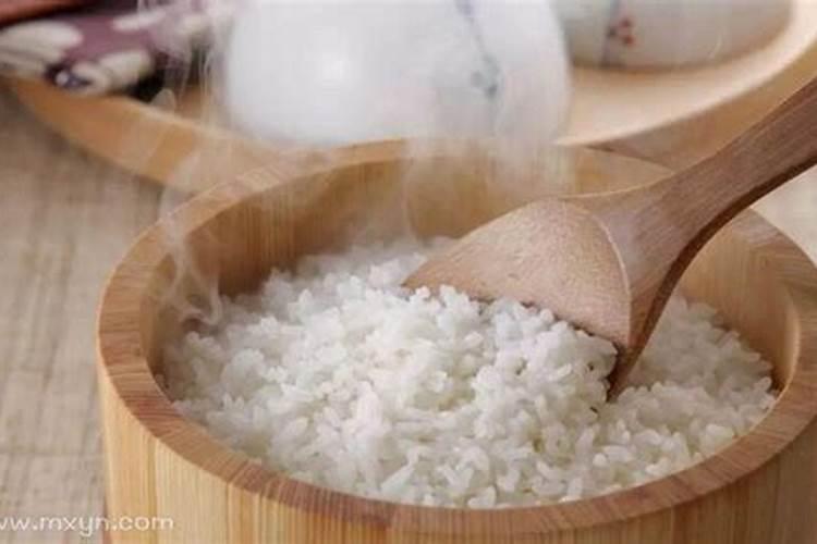 梦见吃大米饭是什么意思？