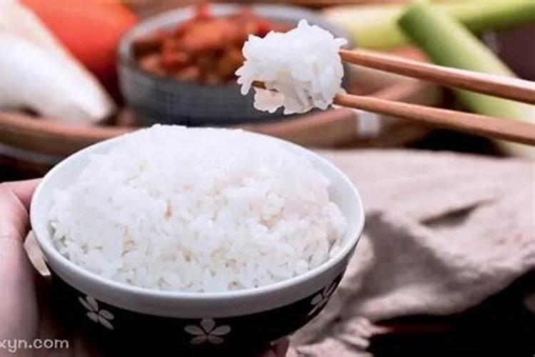 梦见吃米饭是什么意思 梦见吃米饭的意思