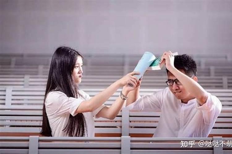 梦见和女同学一起吃饭