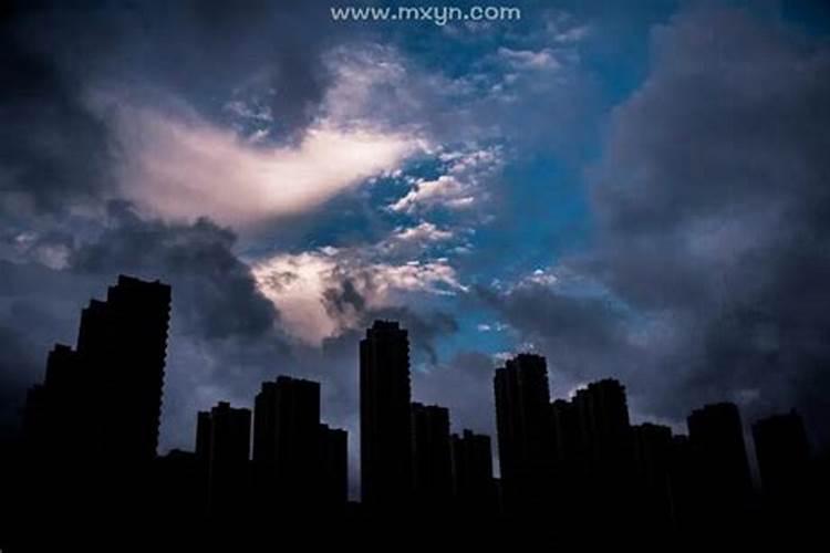 梦见天空黑云翻腾而来