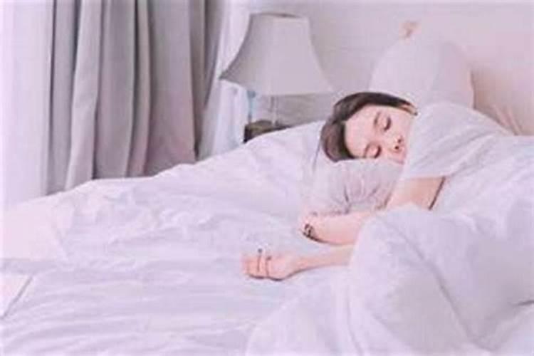 梦见还在的老人哭的预兆