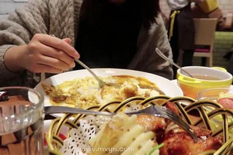 梦见和丈夫一起吃饭的预兆