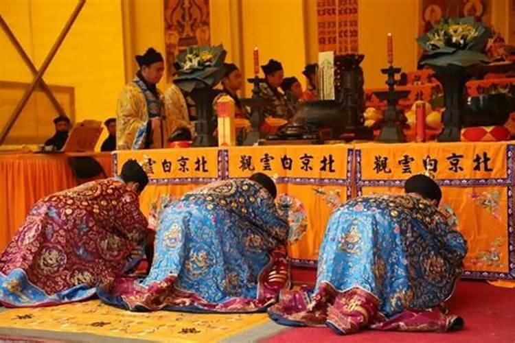 腊月二十几去给家里以故老人烧纸,去墓地还是在十字路口