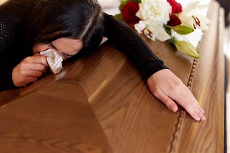 梦见早已死去的人再次办丧事