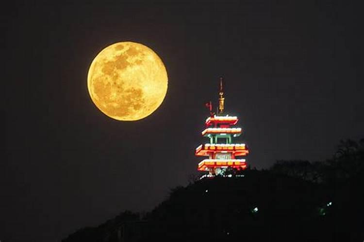 十五月亮几点出来