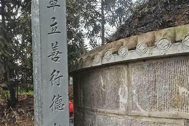 阴阳相依：探讨两家坟挨着的风水奥秘