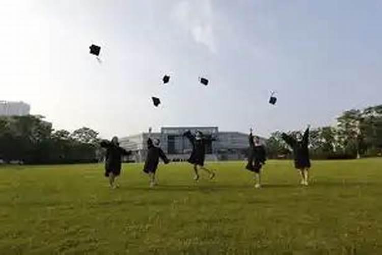 梦见偶遇老同学：预兆解析与心理探索？