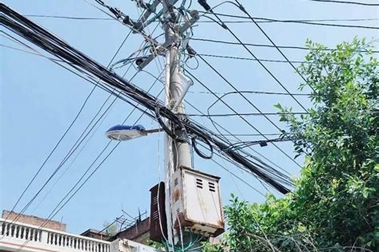 揭秘风水禁忌：住宅大门左边有电线杆如何有效化解？