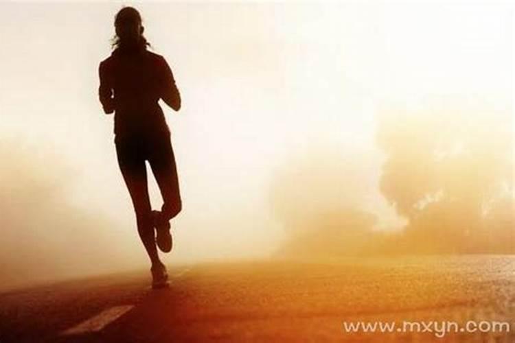 梦境解析：梦见女人追着跑的深层含义