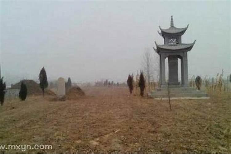 梦境之谜：解读梦见坟地的深层含义