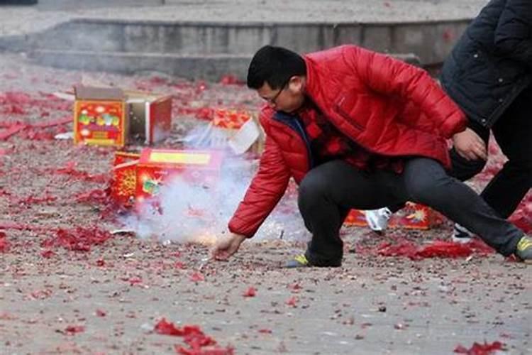 梦见放鞭炮是什么预兆？